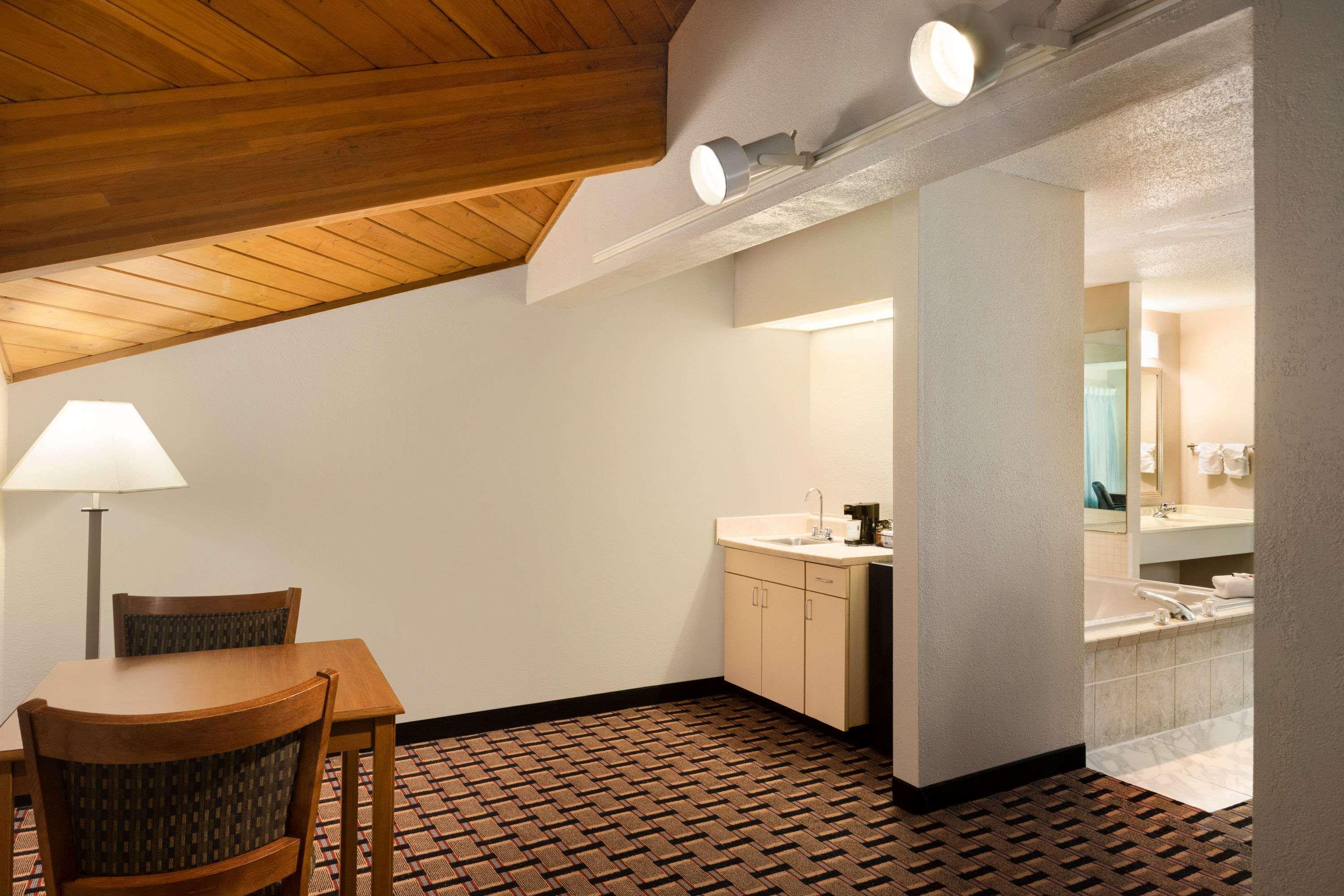 Hotel Baymont By Wyndham Warrenton Extérieur photo